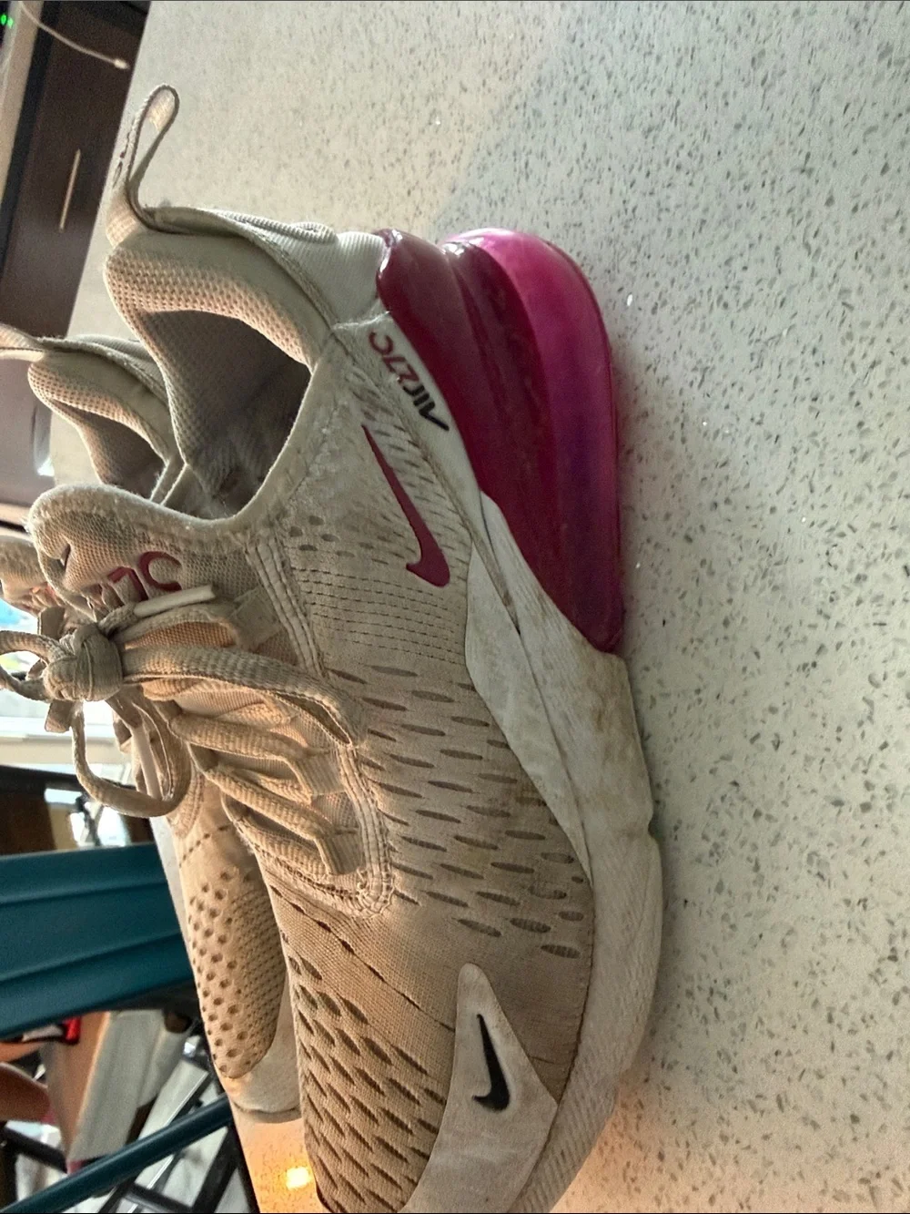Nike boys Beige/Tan Air 270 Athletic Sneakers